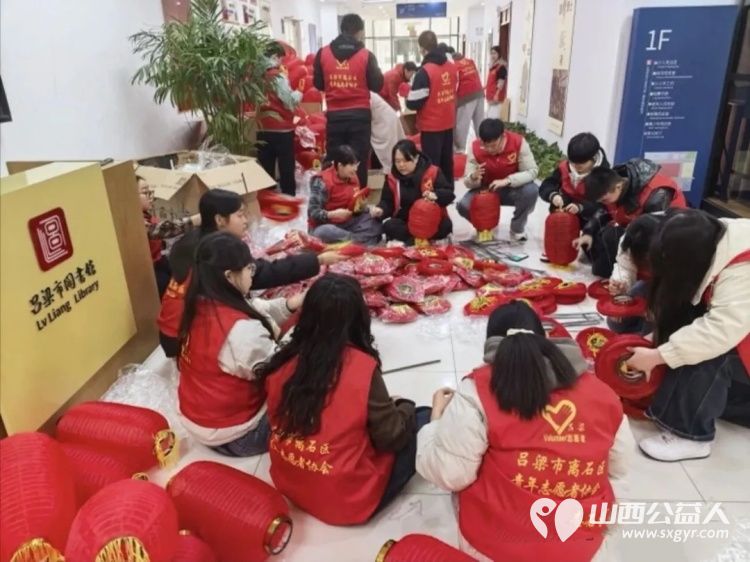 灯火二十载书香闹元宵|吕梁市离石区青年志愿者协会志愿者护航吕梁市第二十届元宵节灯谜竞猜活动以热忱服务保障活动全程顺畅有序 - 第4张 - 山西公益人 灯火二十载书香闹元宵|吕梁市离石区青年志愿者协会志愿者护航吕梁市第二十届元宵节灯谜竞猜活动以热忱服务保障活动全程顺畅有序 - 第4张