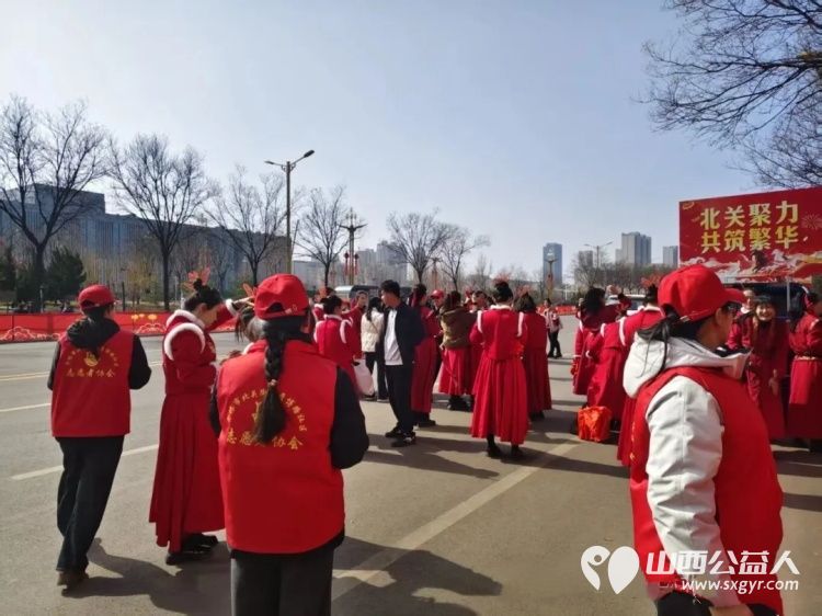正月十五闹元宵志愿红辉映北关 介休市北关街道彦博路社区志愿者协会的志愿者们投身到元宵社火巡游保障工作中为这场民俗文化盛宴增添了别样的温暖与活力 - 第5张
