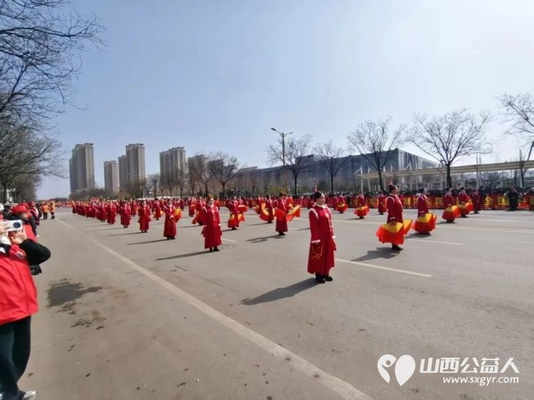 正月十五闹元宵志愿红辉映北关 介休市北关街道彦博路社区志愿者协会的志愿者们投身到元宵社火巡游保障工作中为这场民俗文化盛宴增添了别样的温暖与活力 - 第3张