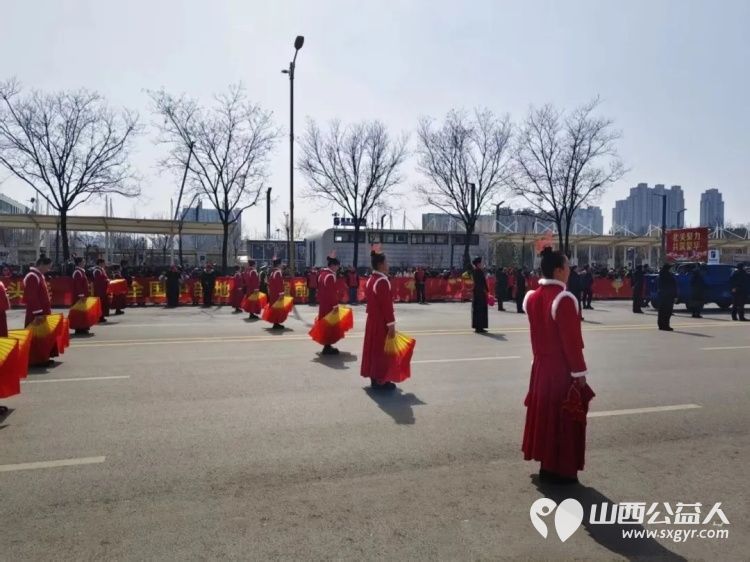 正月十五闹元宵志愿红辉映北关 介休市北关街道彦博路社区志愿者协会的志愿者们投身到元宵社火巡游保障工作中为这场民俗文化盛宴增添了别样的温暖与活力 - 第4张