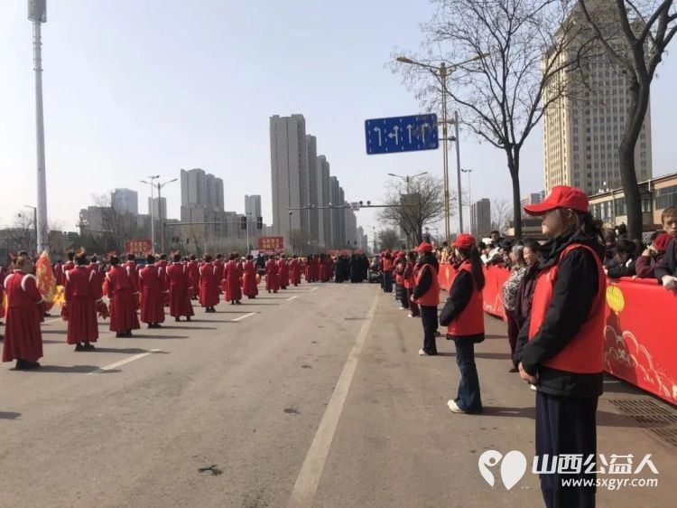 正月十五闹元宵志愿红辉映北关 介休市北关街道彦博路社区志愿者协会的志愿者们投身到元宵社火巡游保障工作中为这场民俗文化盛宴增添了别样的温暖与活力 - 第6张