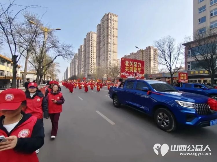 正月十五闹元宵志愿红辉映北关 介休市北关街道彦博路社区志愿者协会的志愿者们投身到元宵社火巡游保障工作中为这场民俗文化盛宴增添了别样的温暖与活力 - 第7张