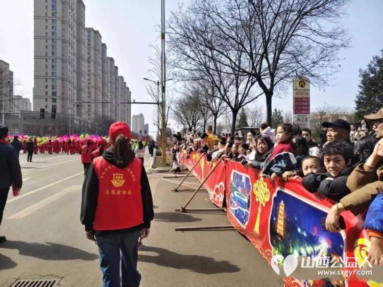 正月十五闹元宵志愿红辉映北关 介休市北关街道彦博路社区志愿者协会的志愿者们投身到元宵社火巡游保障工作中为这场民俗文化盛宴增添了别样的温暖与活力 - 第8张