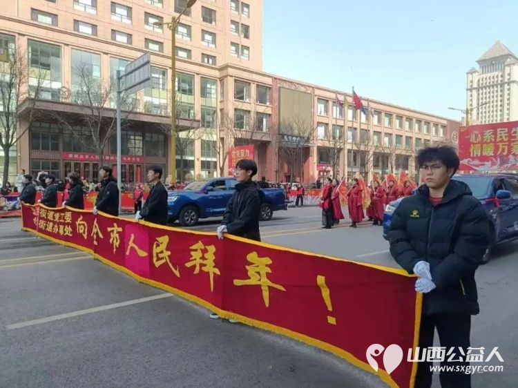 正月十五闹元宵志愿红辉映北关 介休市北关街道彦博路社区志愿者协会的志愿者们投身到元宵社火巡游保障工作中为这场民俗文化盛宴增添了别样的温暖与活力 - 第10张