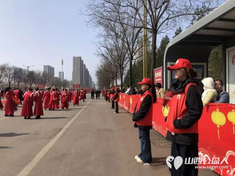 正月十五闹元宵志愿红辉映北关 介休市北关街道彦博路社区志愿者协会的志愿者们投身到元宵社火巡游保障工作中为这场民俗文化盛宴增添了别样的温暖与活力 - 第9张