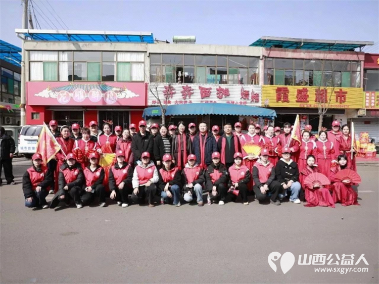 正月十五闹元宵志愿红辉映北关 介休市北关街道彦博路社区志愿者协会的志愿者们投身到元宵社火巡游保障工作中为这场民俗文化盛宴增添了别样的温暖与活力 - 第1张