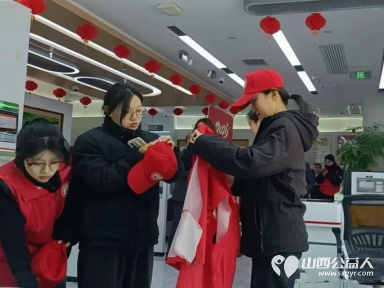 正月十五闹元宵志愿红辉映北关 介休市北关街道彦博路社区志愿者协会的志愿者们投身到元宵社火巡游保障工作中为这场民俗文化盛宴增添了别样的温暖与活力 - 第2张