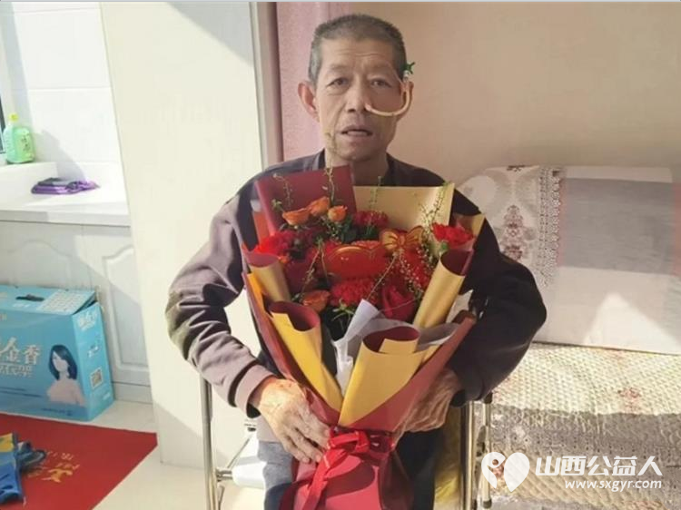 一束鲜花寄温情公益同心暖忻州----忻州阳光爱心团队张素梅带着鲜花慰问品与诚挚关怀看望公益媒体人王宪文 - 第2张