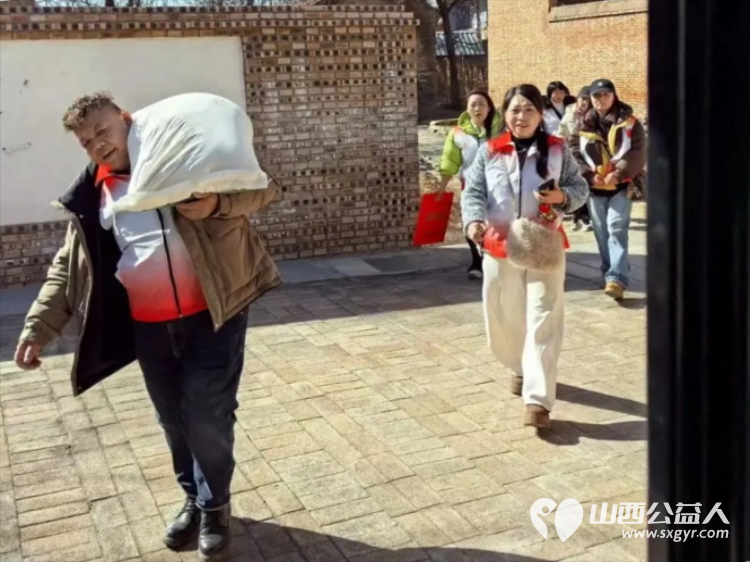 新春送温暖爱心进百家--长治市正能量公益协会潞州区办事处、志愿服务团队一队2026暖冬行动上党慰问为当地困难家庭送去新春祝福与生活物资 - 第9张