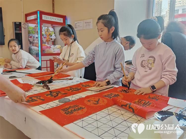 太原市儿童友好促进会组织志愿服务活动联合怡静阁书法、盛大齿科为社区长者送去春节祝福 - 第3张