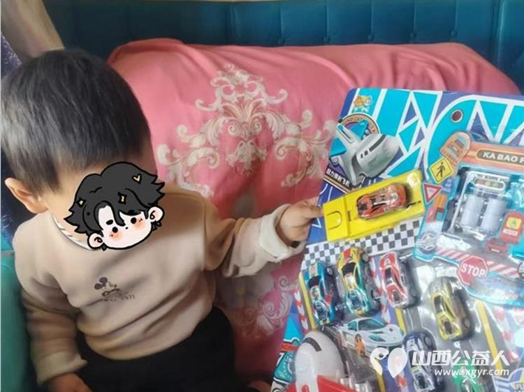 文水县爱心帮扶志愿者协会开展走访慰问活动前往南峪口看望困难群众牛建明一家协会李金花孩子还特意为困难户家中孩子准备了爱心玩具 - 第2张