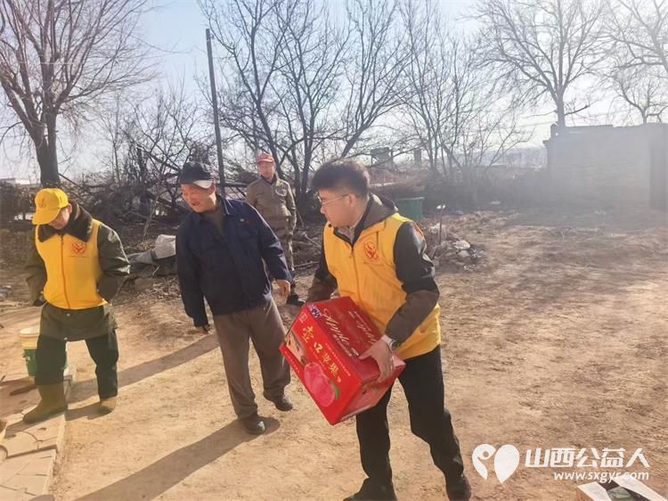 新春送温暖 情系五保户——共青团河曲县委与河曲爱华公益志愿者走进上榆泉村慰问五保户为老人们送去水果等慰问品及新春祝福 - 第2张