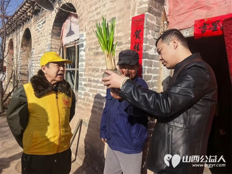 新春送温暖 情系五保户——共青团河曲县委与河曲爱华公益志愿者走进上榆泉村慰问五保户为老人们送去水果等慰问品及新春祝福 - 第7张