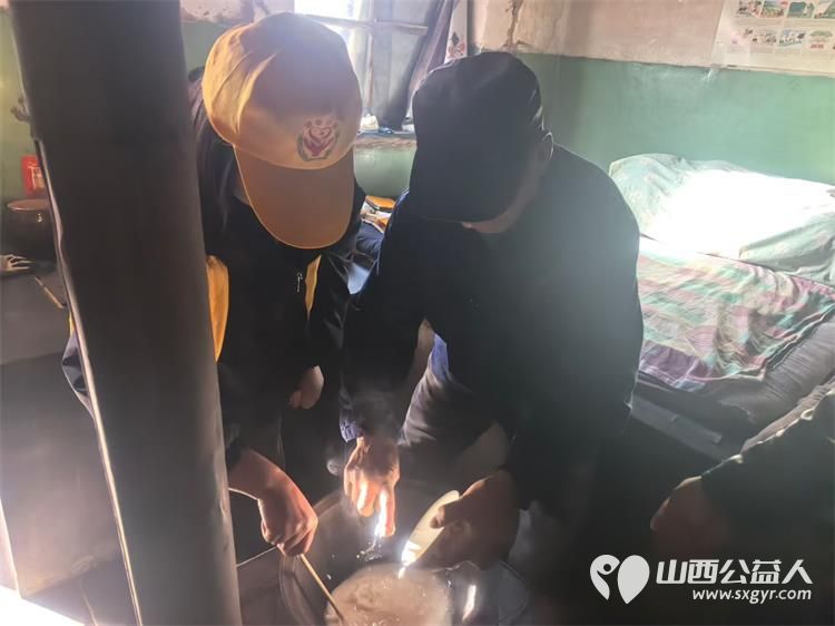 新春送温暖 情系五保户——共青团河曲县委与河曲爱华公益志愿者走进上榆泉村慰问五保户为老人们送去水果等慰问品及新春祝福 - 第6张