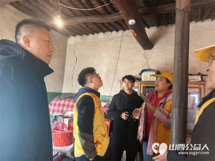 新春送温暖 情系五保户——共青团河曲县委与河曲爱华公益志愿者走进上榆泉村慰问五保户为老人们送去水果等慰问品及新春祝福 - 第8张