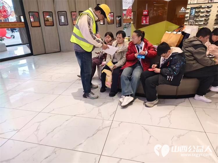 平安过马年志愿护文水----2月14日文水县爱心帮扶志愿者协会组织志愿者走上街头走进商场店铺开展筑牢烟花爆竹安全防线宣传活动 - 第4张