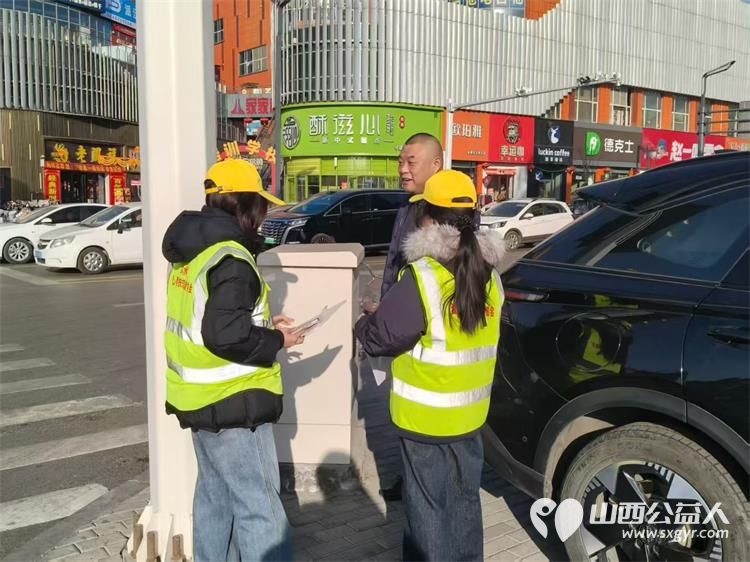 文水县爱心帮扶志愿者协会的返乡学子2月14日赴文水街头传文明理念引导市民规范出行遵守交通秩序以青春之力筑安全防线 - 第8张