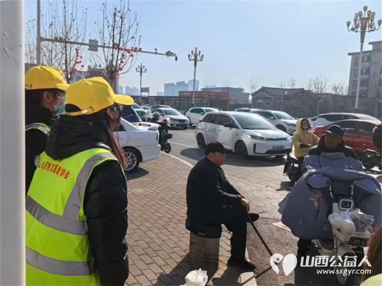 文水县爱心帮扶志愿者协会的返乡学子2月14日赴文水街头传文明理念引导市民规范出行遵守交通秩序以青春之力筑安全防线 - 第6张