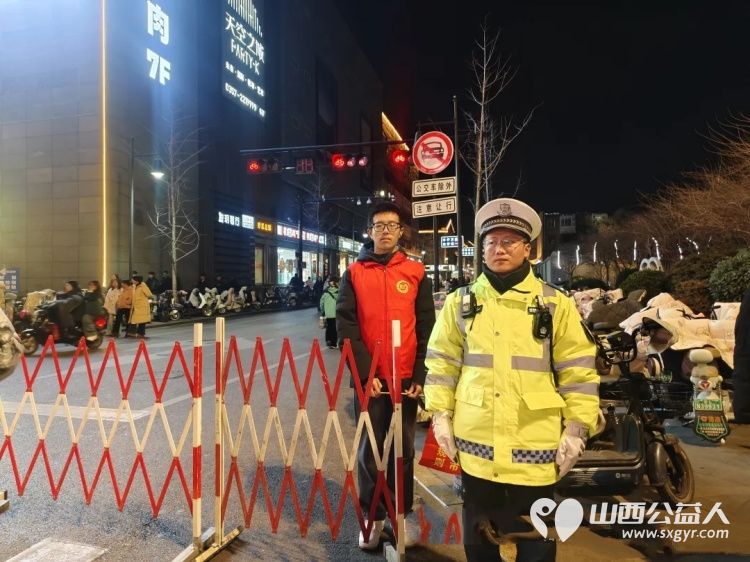 志愿红守护平安路文明风温暖幸福年----临汾市文明交通志愿者协会年货节交通保障圆满收官为新春年货盛会增添了一抹温暖的志愿红 - 第8张