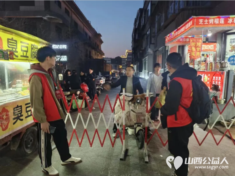 志愿红守护平安路文明风温暖幸福年----临汾市文明交通志愿者协会年货节交通保障圆满收官为新春年货盛会增添了一抹温暖的志愿红 - 第7张