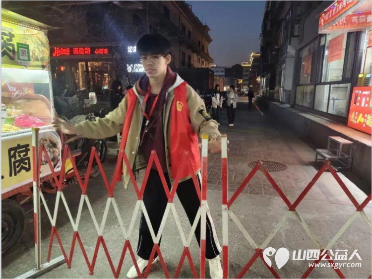 志愿红守护平安路文明风温暖幸福年----临汾市文明交通志愿者协会年货节交通保障圆满收官为新春年货盛会增添了一抹温暖的志愿红 - 第9张