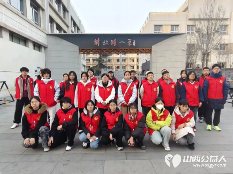 志愿红守护平安路文明风温暖幸福年----临汾市文明交通志愿者协会年货节交通保障圆满收官为新春年货盛会增添了一抹温暖的志愿红 - 第1张