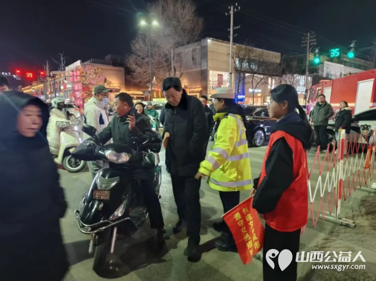 志愿红守护平安路文明风温暖幸福年----临汾市文明交通志愿者协会年货节交通保障圆满收官为新春年货盛会增添了一抹温暖的志愿红 - 第6张
