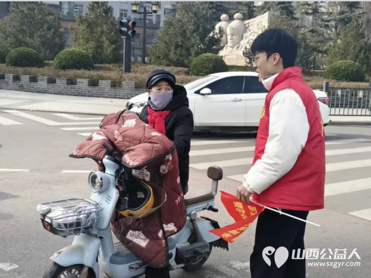 文明交通礼让天下——临汾市文明交通志愿者协会返乡大学生文明交通志愿服务活动圆满落幕期待未来更多青年学子投身志愿服务 - 第4张