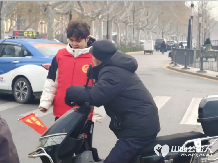 文明交通礼让天下——临汾市文明交通志愿者协会返乡大学生文明交通志愿服务活动圆满落幕期待未来更多青年学子投身志愿服务 - 第3张