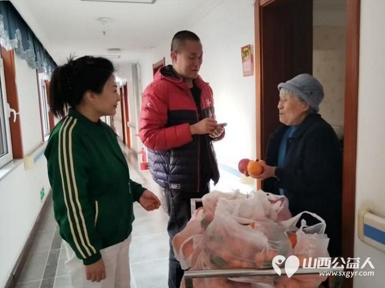 太原市志愿者小分队志愿者们带着慰问品等物资来到享堂养老院有序开展服务 - 第1张