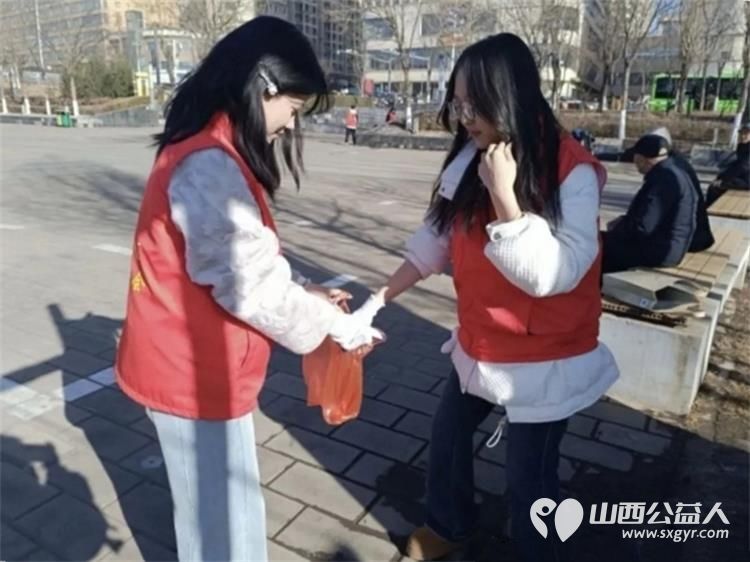 护水清岸绿过文明新年！吕梁市离石区青年志愿者巡河净滩在行动志愿者们清理市区东川河北川河沿岸出现的烟花爆竹碎屑与垃圾 - 第13张