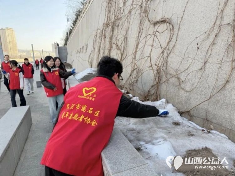 护水清岸绿过文明新年！吕梁市离石区青年志愿者巡河净滩在行动志愿者们清理市区东川河北川河沿岸出现的烟花爆竹碎屑与垃圾 - 第11张