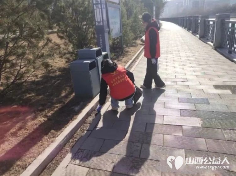 护水清岸绿过文明新年！吕梁市离石区青年志愿者巡河净滩在行动志愿者们清理市区东川河北川河沿岸出现的烟花爆竹碎屑与垃圾 - 第9张