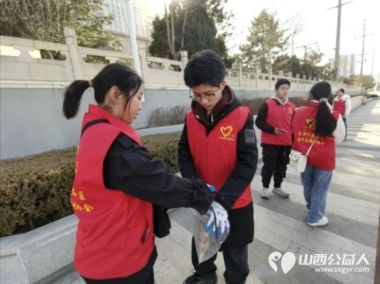 护水清岸绿过文明新年！吕梁市离石区青年志愿者巡河净滩在行动志愿者们清理市区东川河北川河沿岸出现的烟花爆竹碎屑与垃圾 - 第14张