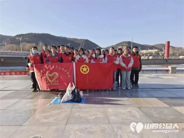 护水清岸绿过文明新年！吕梁市离石区青年志愿者巡河净滩在行动志愿者们清理市区东川河北川河沿岸出现的烟花爆竹碎屑与垃圾 - 第2张