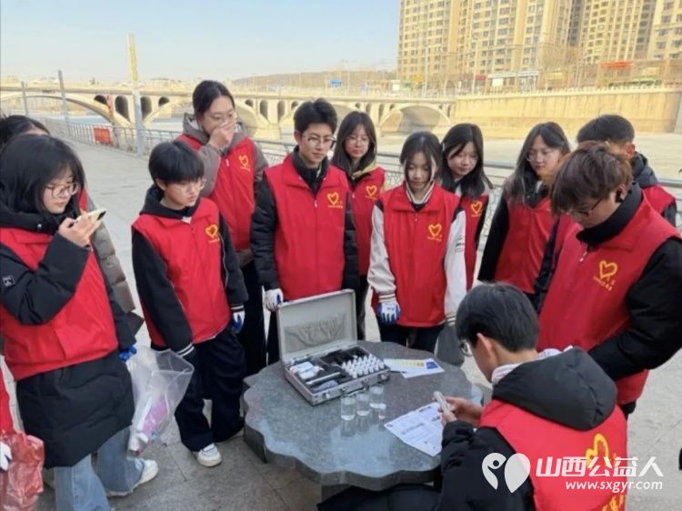 护水清岸绿过文明新年！吕梁市离石区青年志愿者巡河净滩在行动志愿者们清理市区东川河北川河沿岸出现的烟花爆竹碎屑与垃圾 - 第6张