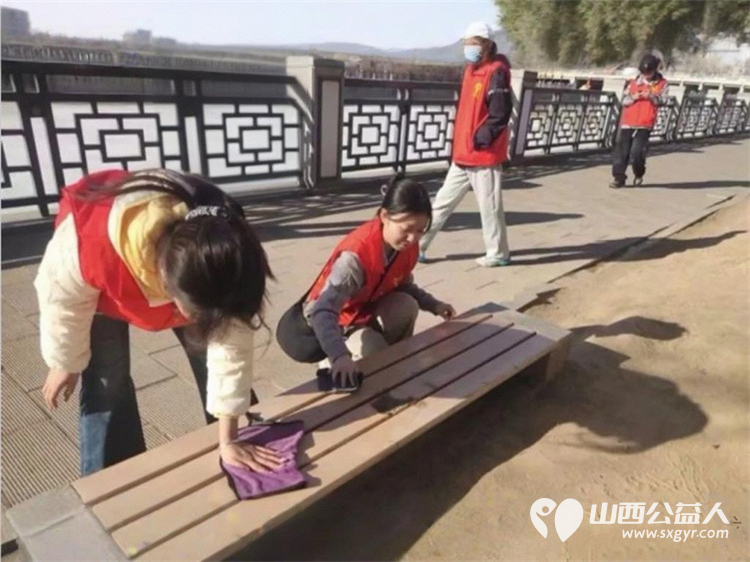护水清岸绿过文明新年！吕梁市离石区青年志愿者巡河净滩在行动志愿者们清理市区东川河北川河沿岸出现的烟花爆竹碎屑与垃圾 - 第19张