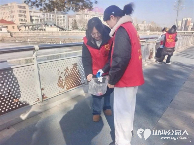 护水清岸绿过文明新年！吕梁市离石区青年志愿者巡河净滩在行动志愿者们清理市区东川河北川河沿岸出现的烟花爆竹碎屑与垃圾 - 第10张