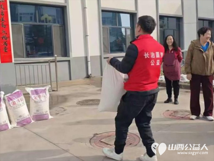 情暖元宵爱满夕阳 长治圆梦公益组织志愿者走进潞城颐福敬老院捐赠生活物资陪伴老人们共度传统佳节 - 第6张