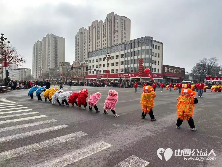 元宵佳节喜庆氛围与志愿奉献的和谐交响 潞城区正能量公益协会志愿者闻令而动在元宵节文化展演活动中开展执勤秩序维护工作 - 第5张