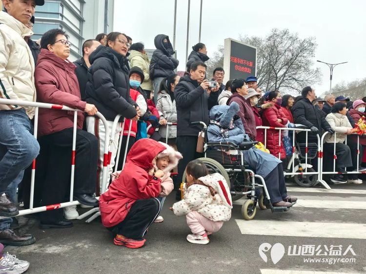 元宵佳节喜庆氛围与志愿奉献的和谐交响 潞城区正能量公益协会志愿者闻令而动在元宵节文化展演活动中开展执勤秩序维护工作 - 第19张