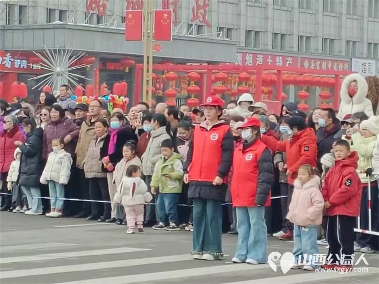 元宵佳节喜庆氛围与志愿奉献的和谐交响 潞城区正能量公益协会志愿者闻令而动在元宵节文化展演活动中开展执勤秩序维护工作 - 第8张