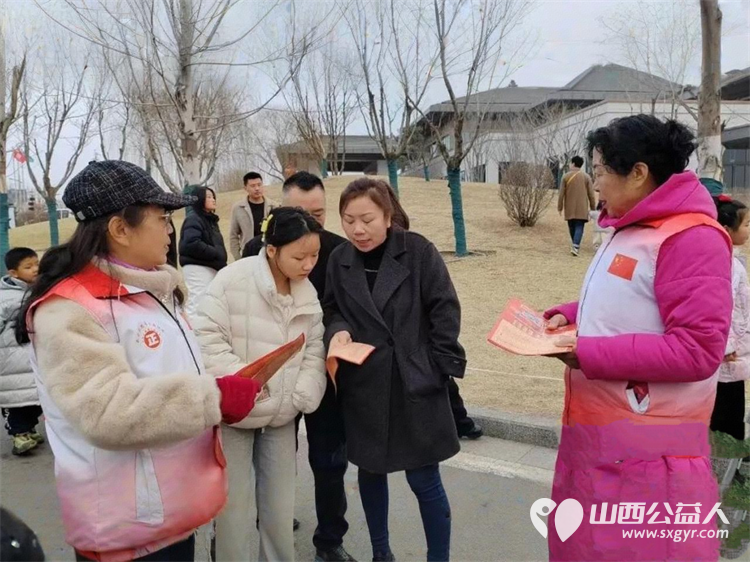 服务十五天温暖一座城完美收官 长治市正能量公益协会的志愿者们身着红领渐彩马甲用连续十五天的坚守为这场春节民俗盛宴画上温暖句点 - 第21张