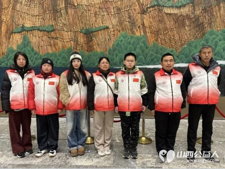 服务十五天温暖一座城完美收官 长治市正能量公益协会的志愿者们身着红领渐彩马甲用连续十五天的坚守为这场春节民俗盛宴画上温暖句点 - 第3张