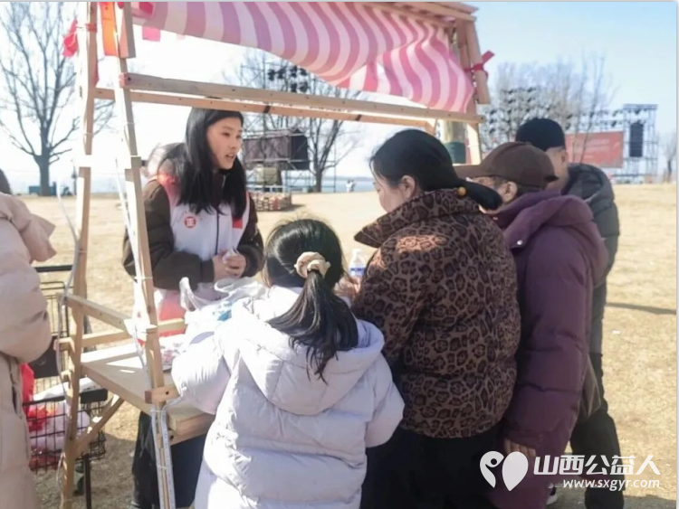 服务十五天温暖一座城完美收官 长治市正能量公益协会的志愿者们身着红领渐彩马甲用连续十五天的坚守为这场春节民俗盛宴画上温暖句点 - 第25张