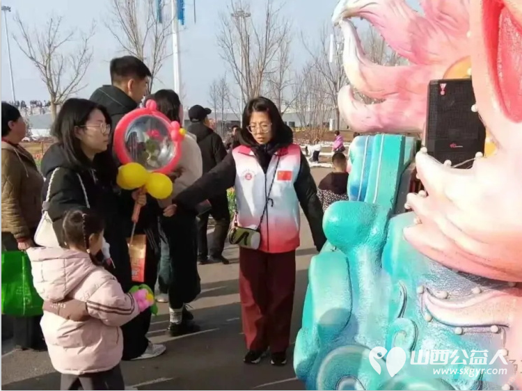 服务十五天温暖一座城完美收官 长治市正能量公益协会的志愿者们身着红领渐彩马甲用连续十五天的坚守为这场春节民俗盛宴画上温暖句点 - 第16张
