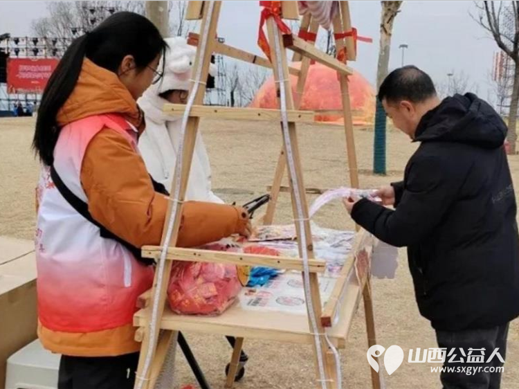 服务十五天温暖一座城完美收官 长治市正能量公益协会的志愿者们身着红领渐彩马甲用连续十五天的坚守为这场春节民俗盛宴画上温暖句点 - 第28张