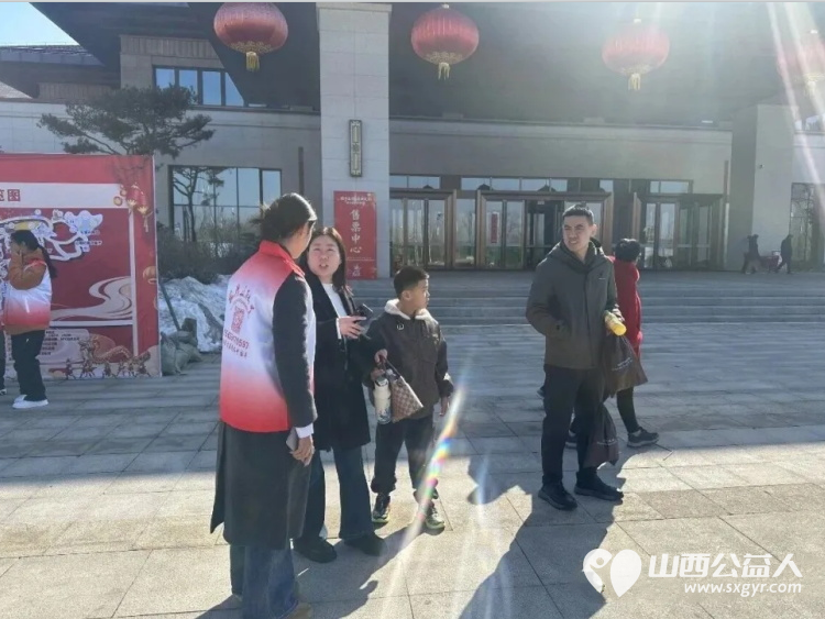 服务十五天温暖一座城完美收官 长治市正能量公益协会的志愿者们身着红领渐彩马甲用连续十五天的坚守为这场春节民俗盛宴画上温暖句点 - 第24张