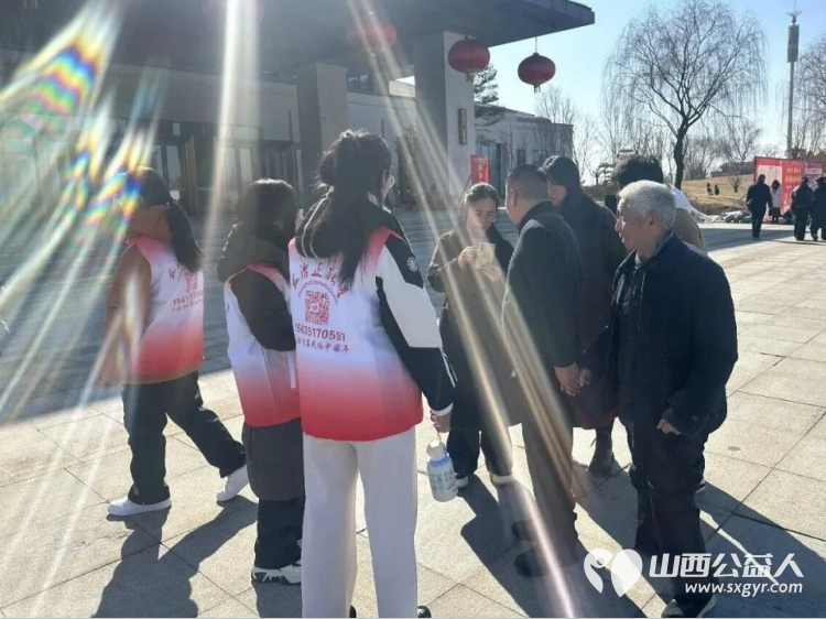 服务十五天温暖一座城完美收官 长治市正能量公益协会的志愿者们身着红领渐彩马甲用连续十五天的坚守为这场春节民俗盛宴画上温暖句点 - 第18张