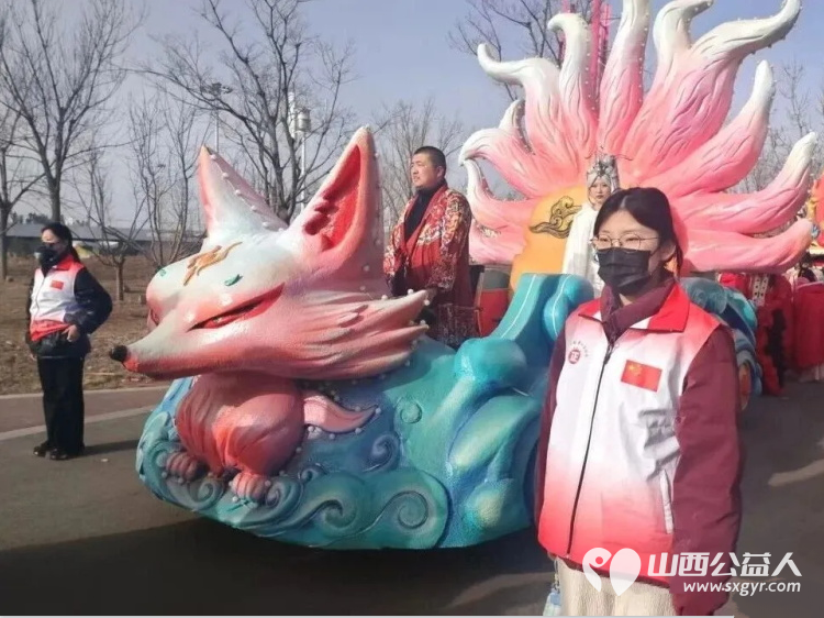 服务十五天温暖一座城完美收官 长治市正能量公益协会的志愿者们身着红领渐彩马甲用连续十五天的坚守为这场春节民俗盛宴画上温暖句点 - 第17张